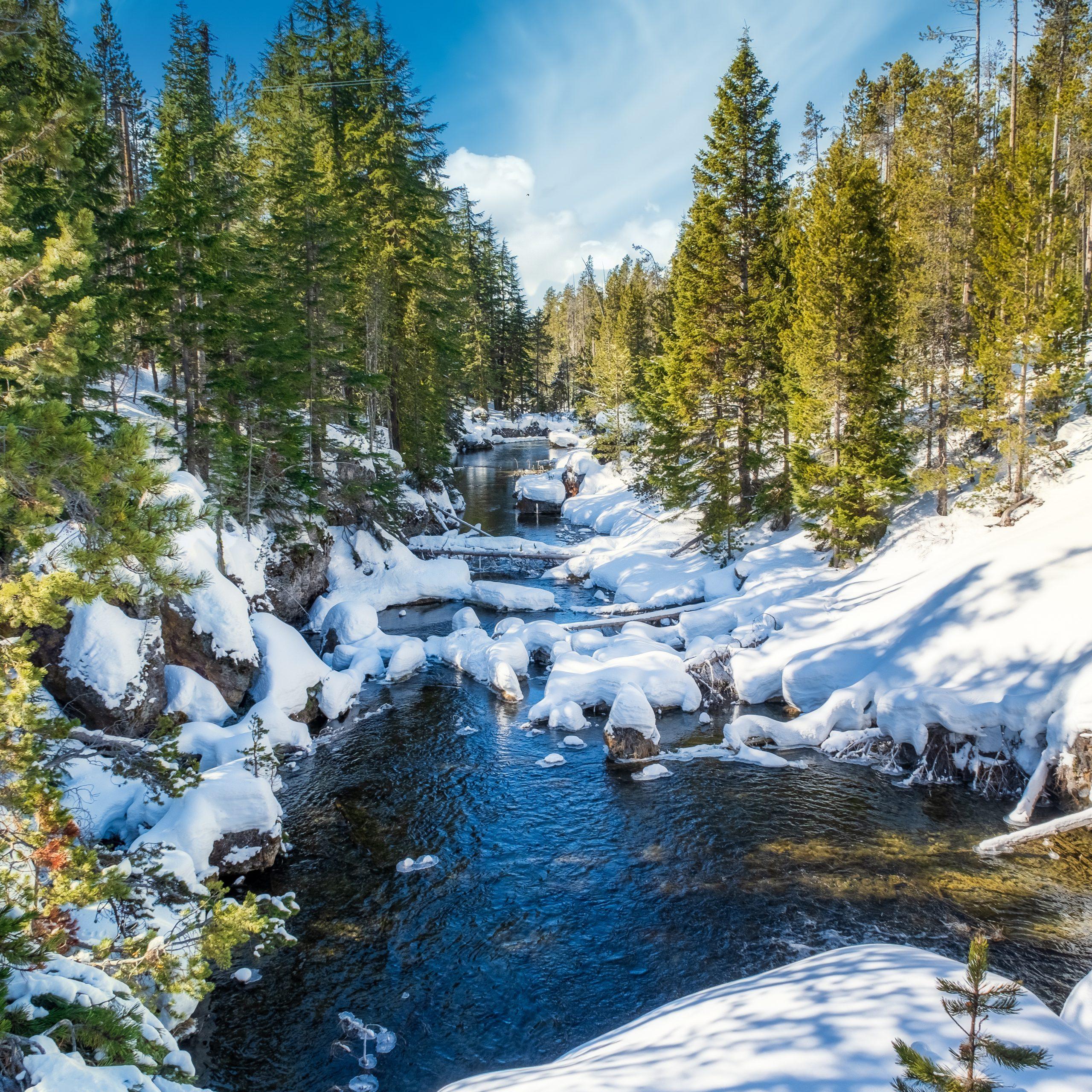 mesmerizing-shot-beautiful-snowy-rocky-park-around-lake-with-background-mountain-scaled